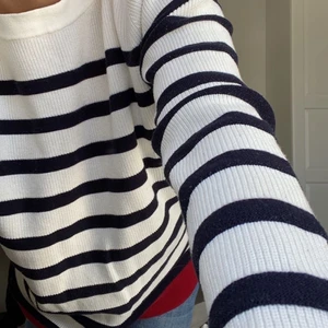 Randig tröja - Jättefin randig tröja i storlek L, jag är S och den sitter bra på mig Frakt ingår ej💖