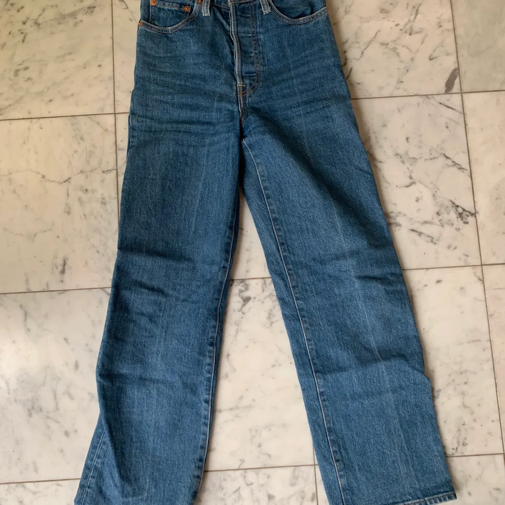 Jättefina Levis jeans. Säljer då dom inte kommer till användning. Jag köpte dom för 900kr. Köparen står för frakt❤️. Jeans & Byxor.