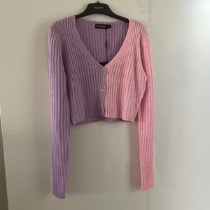 Kofta - Rosa och lila kofta från pretty little thing som aldrig är använd med lappen kvar. Storlek s. 