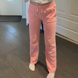 Juicy couture byxor - Säljer nu mina rosa Juicy couture byxor i storlek S då jag vill köpa ett par i en annan färg. finns en liten fläck vid vänsterbyxficka. Finns en annons med matchande tröja i min profil. lägg bud i kommentarerna:)
