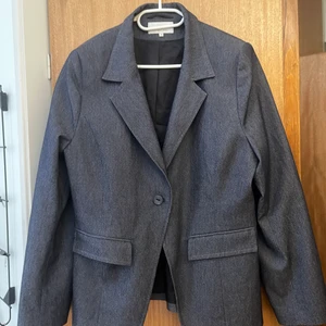 Kavaj - En kavaj, passar inte mig längre så säljer den! Väldigt fin! Kommer inte ihåg vart den kommer ifrån!