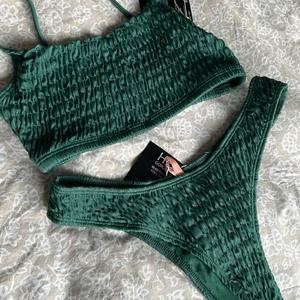 Nelly bikini mörkgrön  - Mörkgrön bikini från Nelly, ljuset är dåligt på de två första bilderna. Se bild 3 för nypris och rättvis bild av färgen! Kan säljas separat för 100/st eller båda för 130! Spårbar frakt kostar 51kr, annars kostar ” vanlig ” frakt 45kr! 