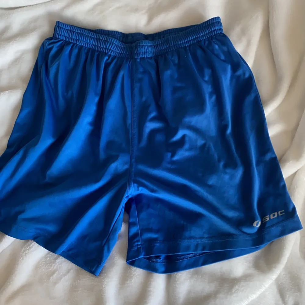 Blå träningsshorts från soc. Storlek L, passar även M. Säljer för 25kr +frakt😚😚. Shorts.