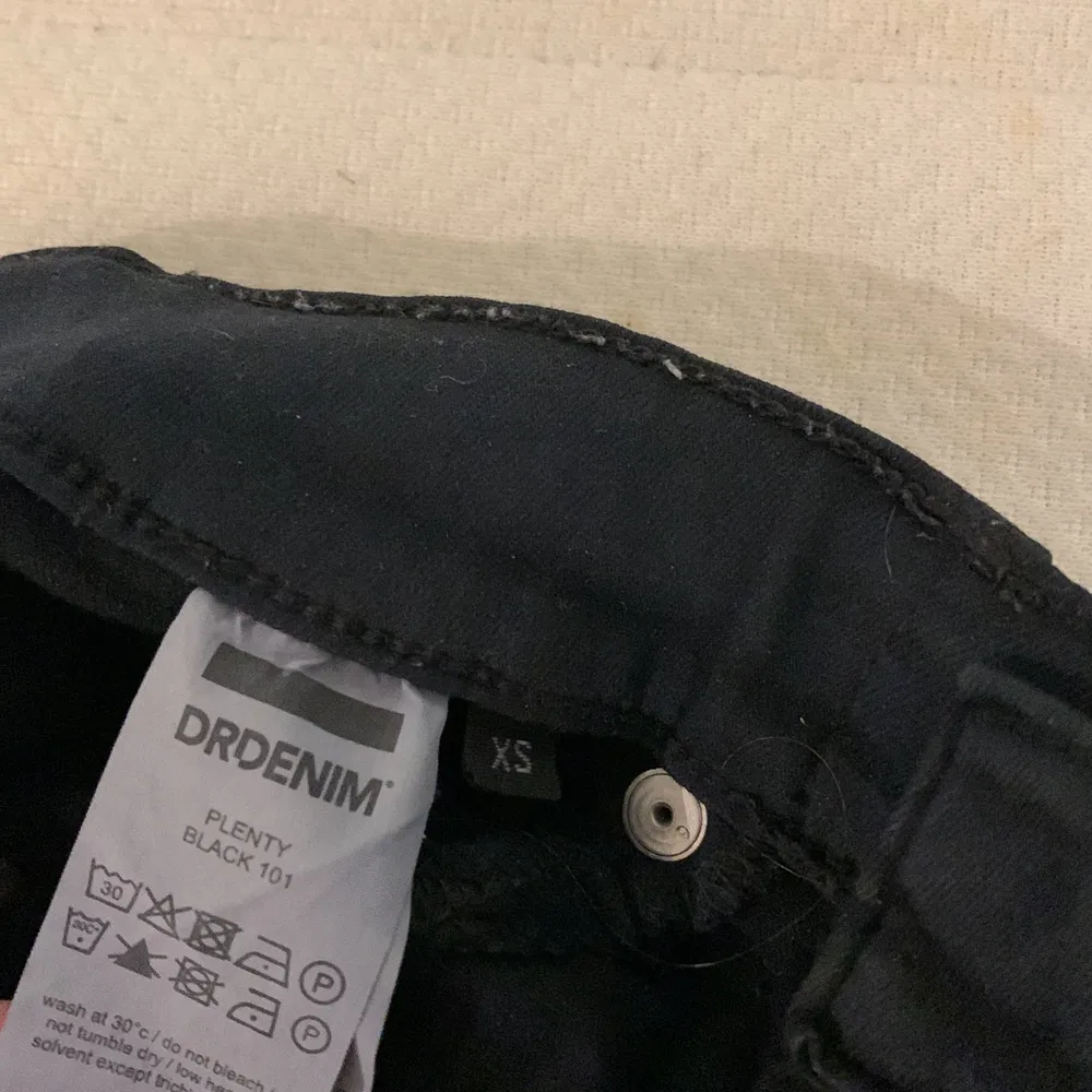 Säljer dessa svarta tajta jeans från dr denim då de inte används. Det är i xs och är i superfint skick. Köparen står för frakten🤍. Jeans & Byxor.