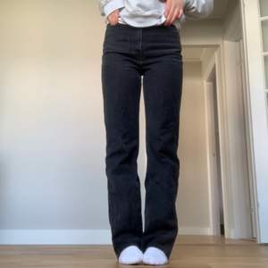 Weekday jeans i modellen Rowe i storlek 26/32. Säljer då de ej kommer till användning längre. Pris: 149kr. Köparen står för frakt🤍