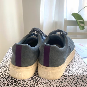 Eytys  - Blåa äkta eytys, använa några gånger och nån skavank men i fint skick! De tvättas av innan de postas. Skokartong och helt nya vita snören skickas med, köpta för 1800kr. Köparen står för frakt