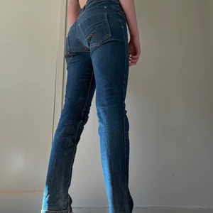 Lågmidjade Jeans - Intressekoll på dessa skitsnygga jeans!😍 De är lite slitna då de är mammas gamla jeans men det är inget som påverkar så mycket❤️ de är i storlek W31L34 och passar mig som är ca 175 lång❤️ Som sagt detta är mest för att se hur många som är intresserade så det är inte säkert att jag säljer dom❤️Skriv om du har några frågor så svarar jag så snabbt som möjligt❤️