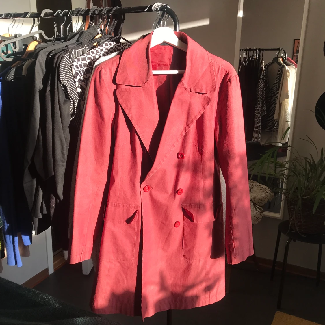 Röd trenchcoat
