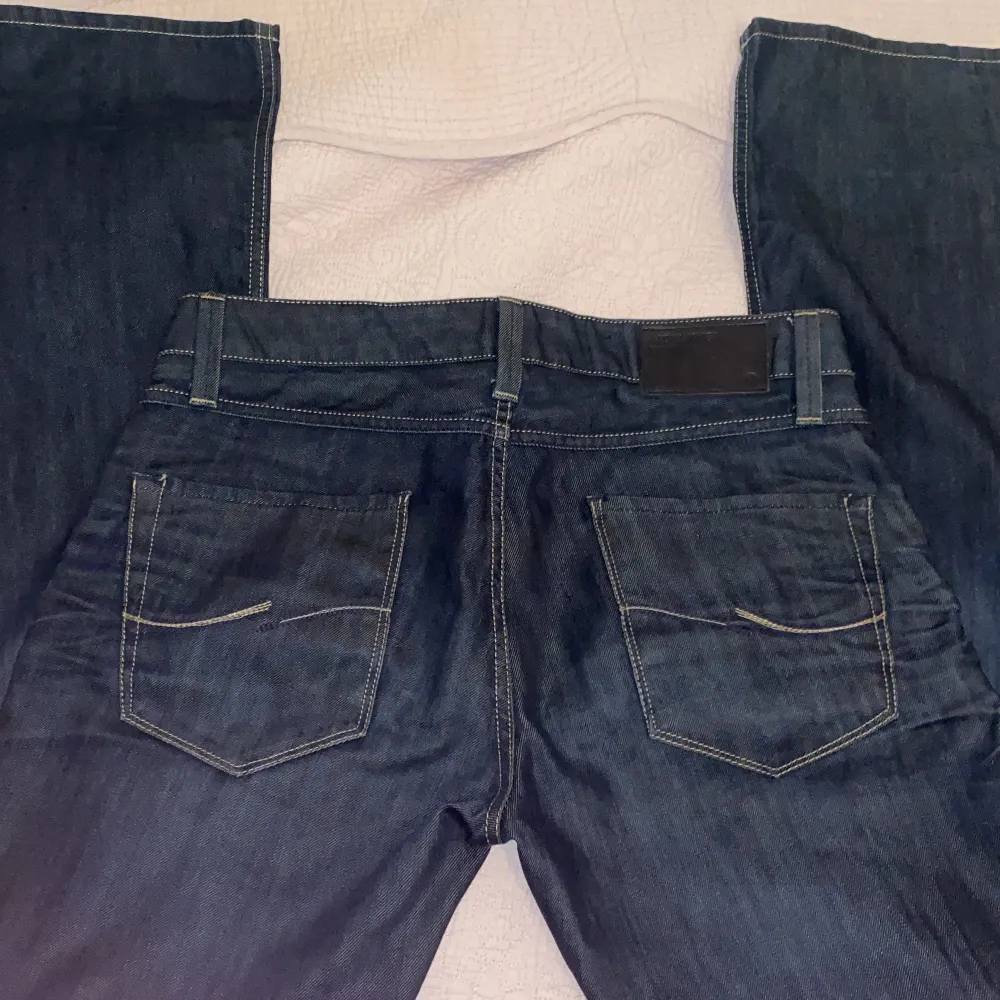 Ett par Jack&Jones jeans 2000-tals New Clark Cross. Storlek herr 33/34. Väldigt bra skick och kvalitet. Går att diskutera mer privat🌺. Jeans & Byxor.