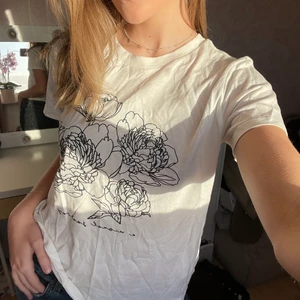 T-shirt - T-shirt med lite blommigt mönster. Vit och svart. Storlek S. Fint skick! Frakt tillkommer. Hör av dig vid frågor 💕💕
