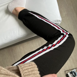 Mjukisbyxor  - Mjukisbyxor i strl M med röd och vit rand på sidan