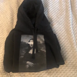 CoolElephantHoddie - Jätte fin Cool Elephant hoddie i storlek S använd cirka 2 gånger och är i perfekt skick säljer den för att jag inte använder den och att den bara hänger i min garderob💓