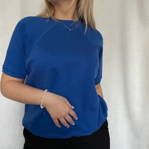 Blå fin tröja  - Säljer den här blåa tröjan som är så mysig och bekväm. Köpt second hand ❤️