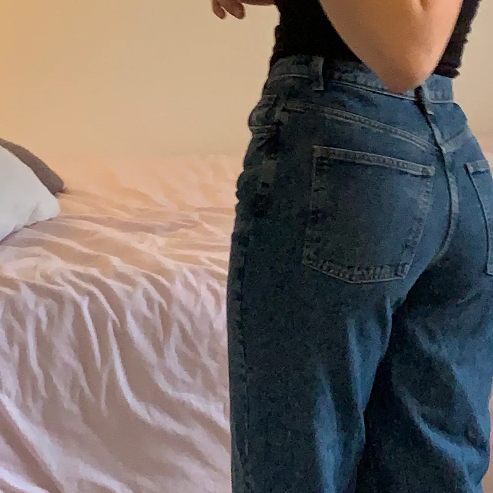 vida, blåa jeans från ASOS, använda 1 gång!! Säljer pga får ingen använding utav dem 💗💗 högmidjade och jättefina, perfekt längd på mig som är 165 <3. Jeans & Byxor.