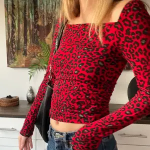 Fin leopardmönstrad långärmad tröja i ett stretchigt material. Går både att klä upp och ner⚡️✨