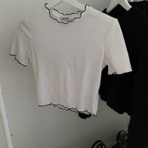 T-shirt  - Jättefin t-shirt som har blivit för liten för mig 🤍