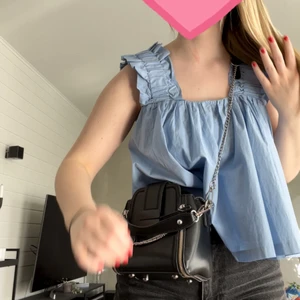 Söt volangtopp - Säljer denna volangtopp som jag har använt en gång. Har köpt en likadan men i en annan storlek💙💙 storlek M, passar S-L