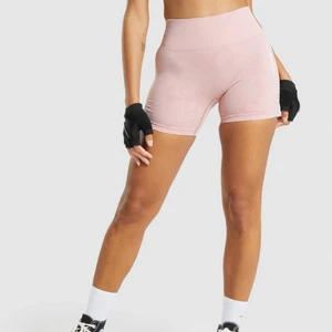 Gymshark adapt camo - Light pink - Ett par snygga träningsshorts i mycket fint skick, endast använda några få gånger efter inköpet sommaren 2021. Tjockt, stretchigt tyg. Finns scrunch på sidorna om shortsen. 💗
