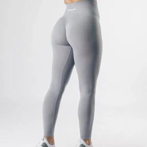 Alphalete amplify - Thunder cloud - Ett par riktigt sköna träningstights i mycket fint skick inköpta sommaren 2021. Finns en scrunch på rumpan som gör de extra smickrande att ha på sig! Svårt att få tag på storlekar då de alltid är slutsålda. 💗