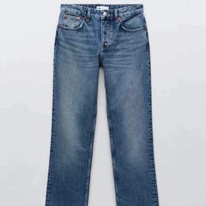 Säljer nu mina sjukt fina jeans i storlek 38 från zara som tyvärr inte längre kommer till användning. Jeansen är raka och lågmidjade i ett väldigt bra skick!