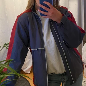 Vintage windbreaker -  vintage jacka som är köpt secondhand för något år sedan! Jackan är i hyfsat bra skick💓 frakt tillkommer