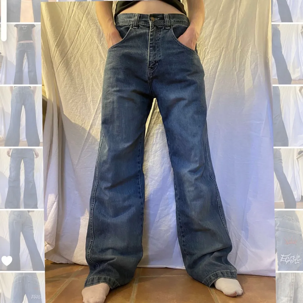 Säljer mina fina eftertraktade jeans med ascoola fickor!! Såå nice modell och passform. Så snygga på både killar, tjejer, osv. Midjemåttet är ca 41cm och innerbensmåttet är 83cm. Passar typ alla men sitter bara mer eller mindre baggy beroende på kroppstyp. Älskar dessa så säljer bara vid bra bud isf. Hör av er vid frågor eller intresse!🥰💕. Jeans & Byxor.