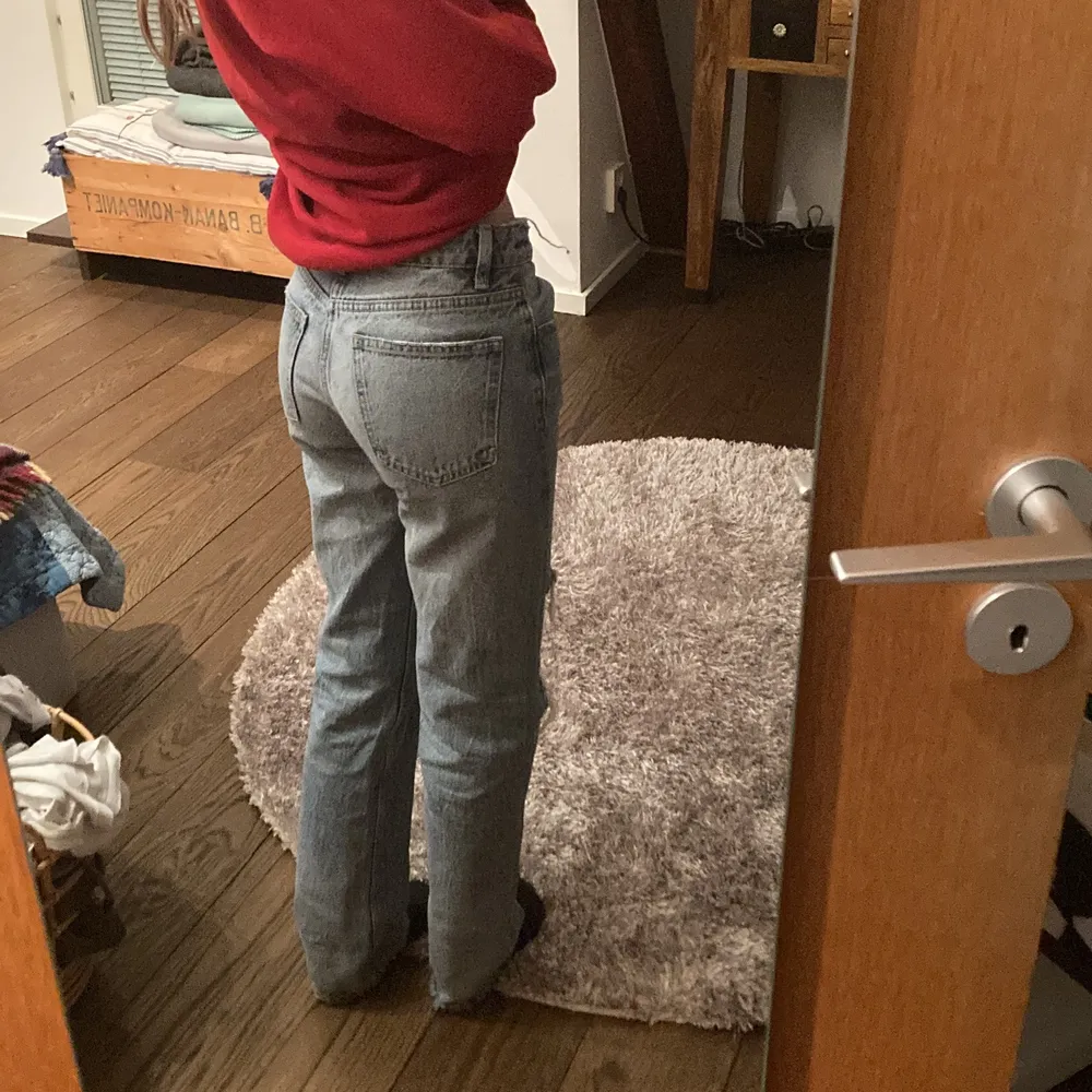 Straight jeans med slitningar ifrån zara! (Mid waist). Jeans & Byxor.