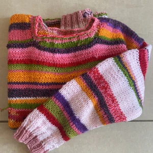 Vintage stickad tröja - Köpt second hand. Home-made stickad tröja i alla olika färger. 