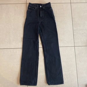 Weekday rowe jeans - Rowe extra high straight jeans från Weekday, svarta. Knappt använda. 