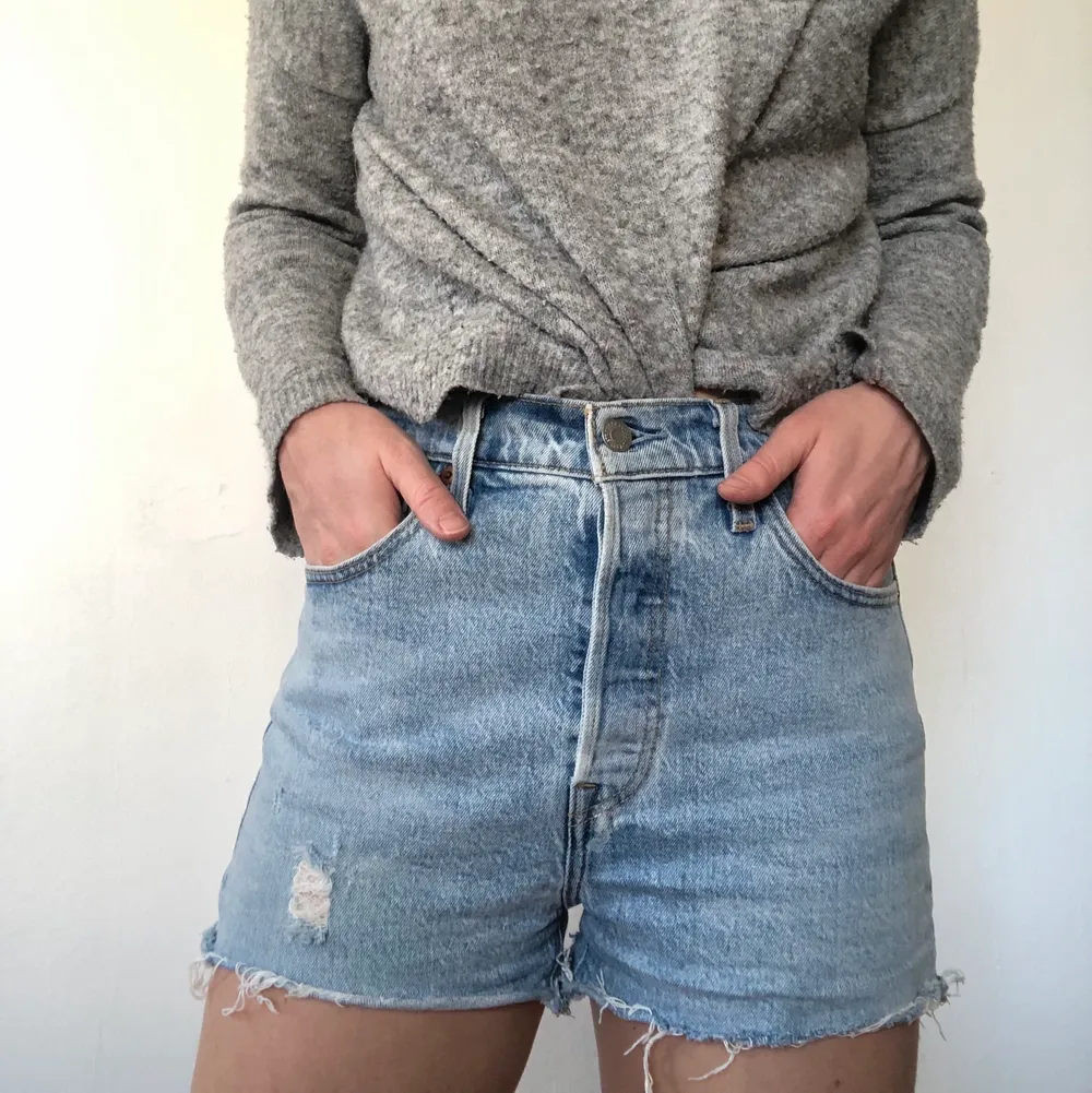 Klassiska Levis 501 jeansshorts storlek W29 (typ storlek M). Fint skick, använda en säsong. Säljes pga passar ej längre. . Shorts.