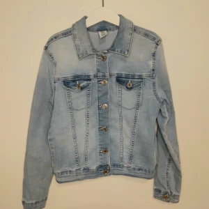 Jeans jacka storlek 140 - Jeans jacka från H&M i storlek 140. Tyget är otroligt mjukt, ej hårt. Otroligt fint skick. 