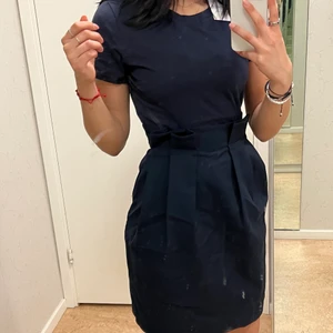 C.W. Klänning - carin wester klänning i marinblå. Helt ny. Etiketten finns kvar. Köpt för 500kr.