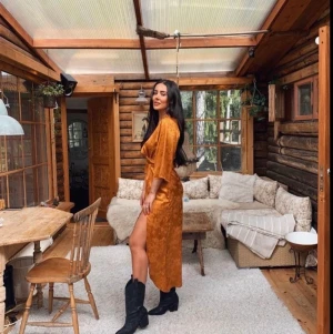 SOMMARKLÄNNING STORLEK 36 - Klänningen är från Nelly, köptes i somras. Endast använd under ett tillfälle. Klänningen är som ny!! 🧡✨