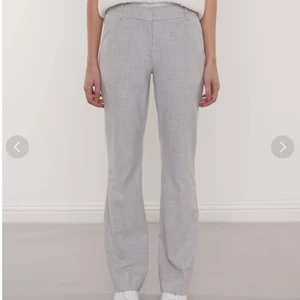 Lågmidjade Kostymbyxor - Säljer ett par kostymbyxor som är nästan identiska som dessa fast lite mer lågmidjade skulle jag säga. Passar xs främst men även s. Skriv privat vid intresse. Köpa för ca 700kr