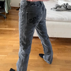 Gråa lågmidjade jeans  - SÅ coola gråa lågmidjade jeans. Med sjukt snyggt tryck på bakfickorna. Märket på byxorna heter crocker.