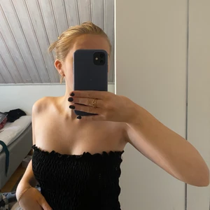 Bandeau topp - Svart bandeau topp i resår med volang detaljer🖤 i stl S från Ginatricot