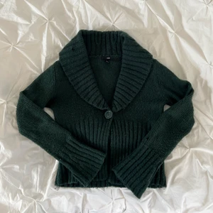 Kofta från HM - Super skön kofta från hm! Har ett hål på kragen, men det syns knappt och det är lätt att sy ihop!💕 !!!KOLLA MIN BIO INNAN NI SKRIVER T MIG!!! 