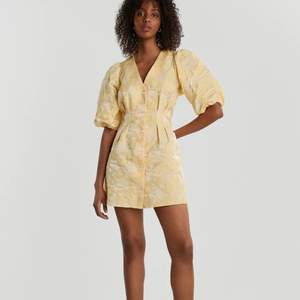 Superfin gul klänning som jag köpte på GinaTricot i somras. Perfekt nu till sommaren! Helt oanvänd med prislapp kvar - 599kr nypris. Sista bilden är lånad från GinaTricots hemsida.