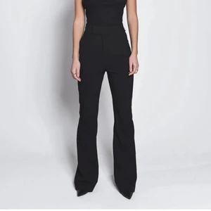 LXA kostymbyxor short - Säljer ett par helt nya kostymbyxor från LXA med prislapp kvar i storleken S i modellen short. 350kr ⚡️💘