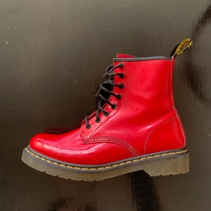 Röda Lack- Dr. Martens - Oanvända, jättesöta röda lack Dr. Martens! Storlek 38 men sitter som 37, skriv vid eventuella frågor!💕