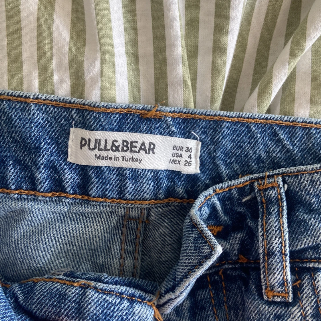 Ett par raka jeans från PULL&BEAR  - 91