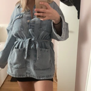 Ny trendig jeansjacka , prislapp kvar  - Helt ny , overzied blå jeansjacka . 