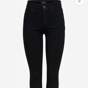 Säljer jeansen ”blush” i färgen ”black” från only. Längd: Lång/maxi Passform: Skinny Midjehöjd: Mid waist Pris kan diskuteras, storlek: m/32
