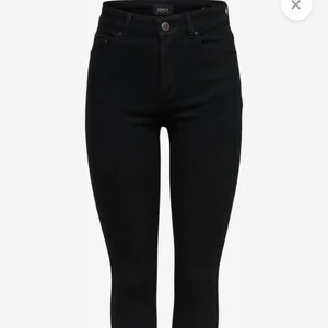 Svarta jeans - Säljer jeansen ”blush” i färgen ”black” från only. Längd: Lång/maxi Passform: Skinny Midjehöjd: Mid waist Pris kan diskuteras, storlek: m/32