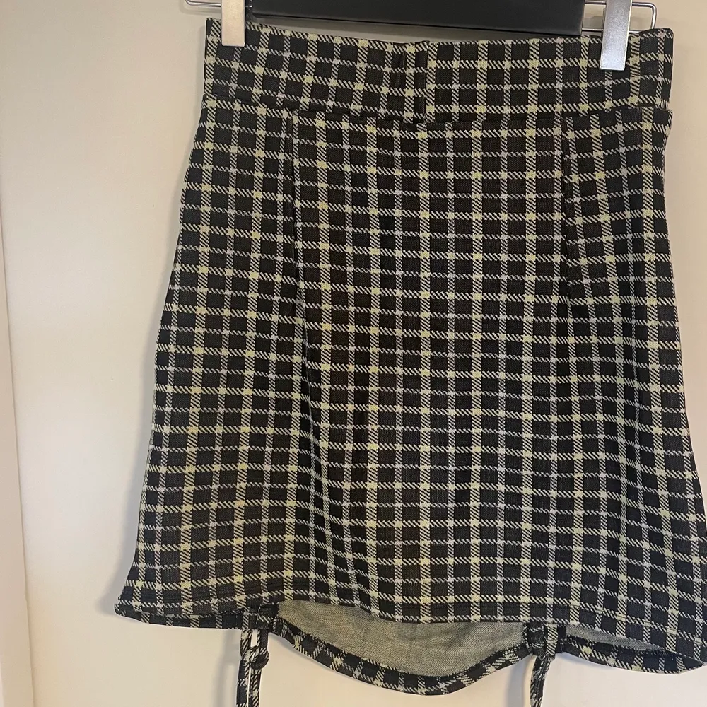 Grön-svart rutig kjol från Asos i storlek 38 🐍. Kjolar.