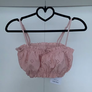 Ny Rosa Topp  - En supersöt rosa topp från & Other Stories. I helt nytt skick med prislappen kvar och i storlek 40. Nypris: 350:- Perfekt till sommaren!