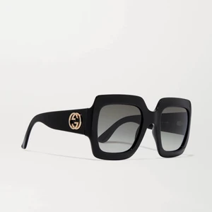 Gucci solglasögon  - Kvadratiska solglasögon från GUCCI. Självklart original, köpta på Misterspex förra sommaren. Använda vid cirka tre/fyra tillfällen, alltså är de i princip som nya, utan några repor/ märken överhuvudtaget. Original GUCCI sammetsbox medföljer, med oöppnad GUCCI putsduk och GUCCI dustbag. Allt som i nytt skick ✨ Skicka iväg ett DM om du har några funderingar eller önskar flera foton! 