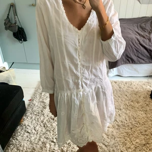 Vit klänning - Superfin vit klänning från Gina tricot. Säljer pga att den är för stor på mig. Perfekt till student och sommar. Kan mötas eller så tillkommer frakten