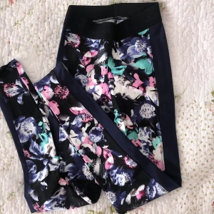 Dam tränings tights  - Storlek XS, har använt dem en gång och tyvärr så fick dem ett hål:( (på knät) jag har sytt ihop den så att det knappast märks. 