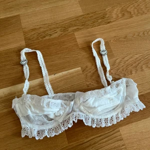 For love & lemons 🤍 - Världens finaste bralette med broderi och hjärtsmycke, är i bra skick och passar mig som är 65D 🤍